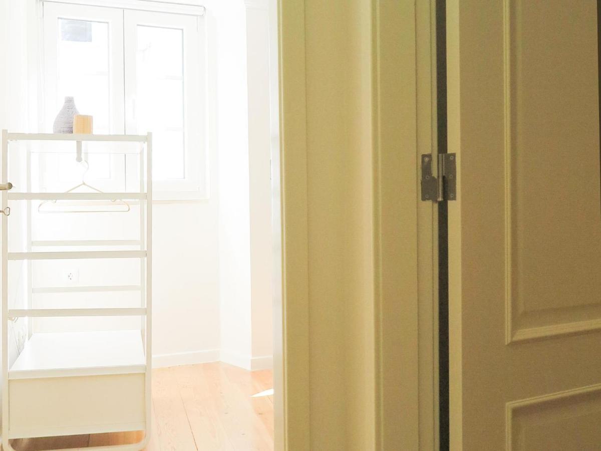 Historic Alfama Apt With Modern Style Lisbon Bagian luar foto